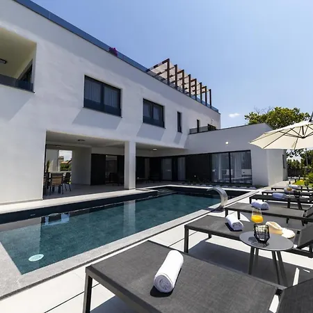 Crowonder Mila Prestige With Heated Swimming Pool, Jacuzzi And Sauna