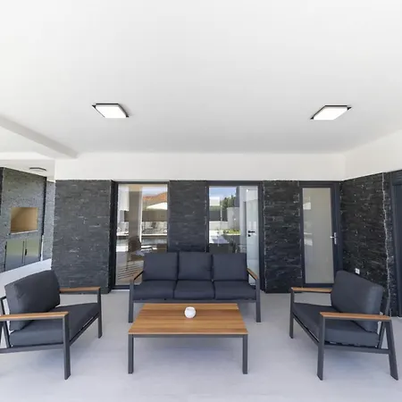 Crowonder Mila Prestige With Heated Swimming Pool, Jacuzzi And Sauna 빌라 자톤