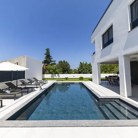 Crowonder Mila Prestige With Heated Swimming Pool, Jacuzzi And Sauna *