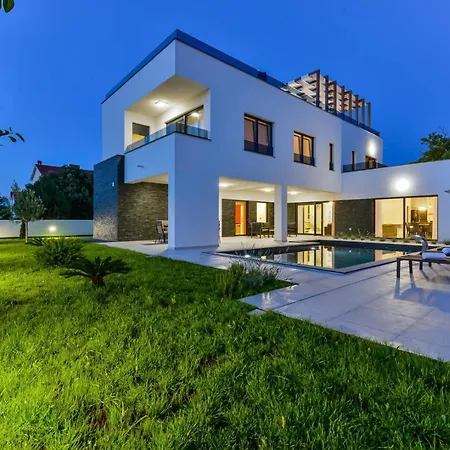 Crowonder Mila Prestige With Heated Swimming Pool, Jacuzzi And Sauna
