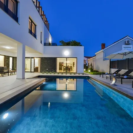 Crowonder Mila Prestige With Heated Swimming Pool, Jacuzzi And Sauna