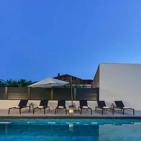 Crowonder Mila Prestige With Heated Swimming Pool, Jacuzzi And Sauna *