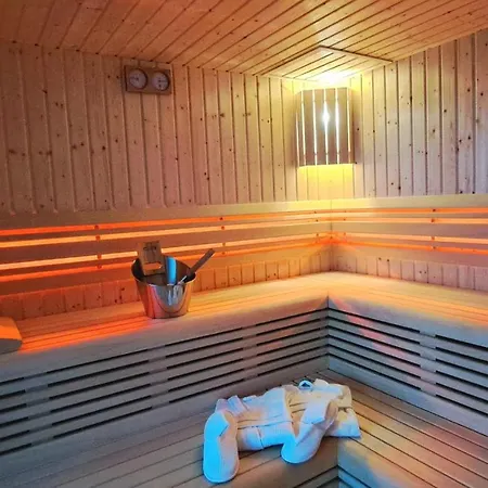 Crowonder Mila Prestige With Heated Swimming Pool, Jacuzzi And Sauna 자톤