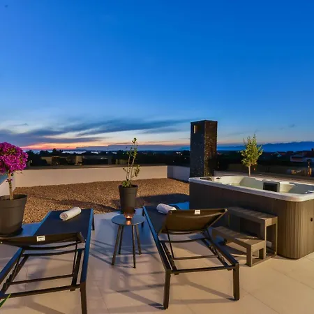 Villa Crowonder Mila Prestige With Heated Swimming Pool, Jacuzzi And Sauna *