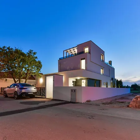 Crowonder Mila Prestige With Heated Swimming Pool, Jacuzzi And Sauna Villa *