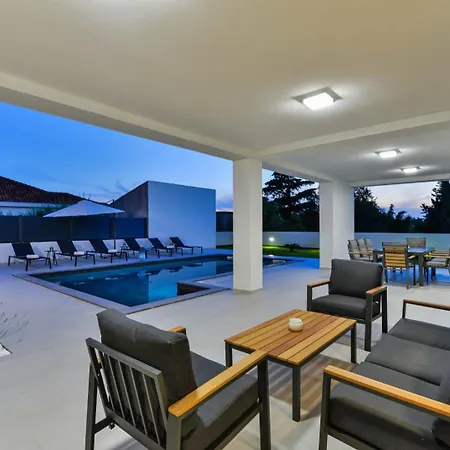 Crowonder Mila Prestige With Heated Swimming Pool, Jacuzzi And Sauna 빌라 *