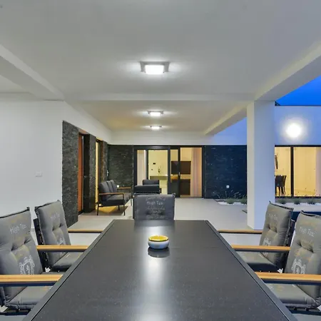 Villa Crowonder Mila Prestige With Heated Swimming Pool, Jacuzzi And Sauna