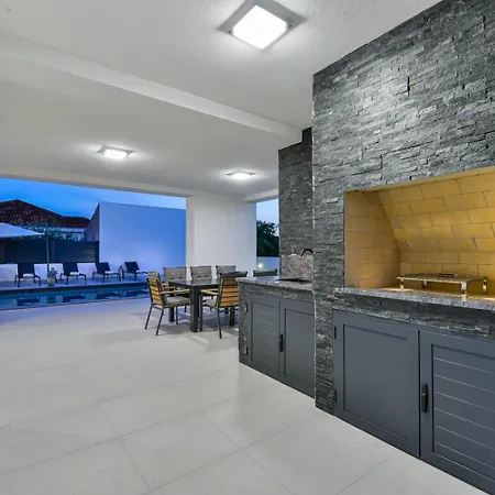 빌라 Crowonder Mila Prestige With Heated Swimming Pool, Jacuzzi And Sauna