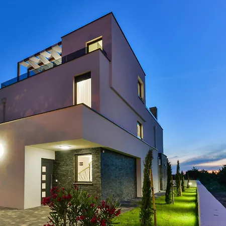 Villa Crowonder Mila Prestige With Heated Swimming Pool, Jacuzzi And Sauna