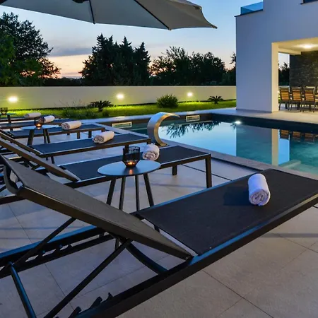 Villa Crowonder Mila Prestige With Heated Swimming Pool, Jacuzzi And Sauna *