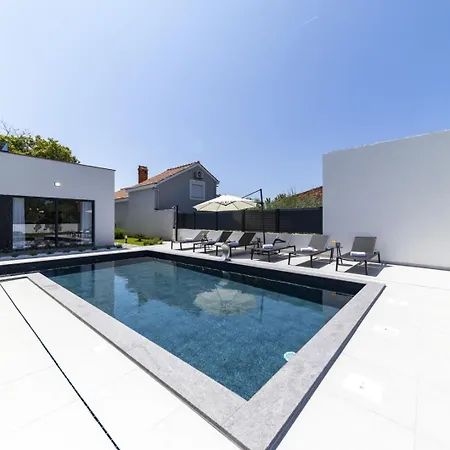 Crowonder Mila Prestige With Heated Swimming Pool, Jacuzzi And Sauna *