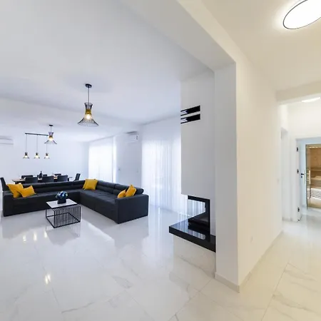 Crowonder Mila Prestige With Heated Swimming Pool, Jacuzzi And Sauna *