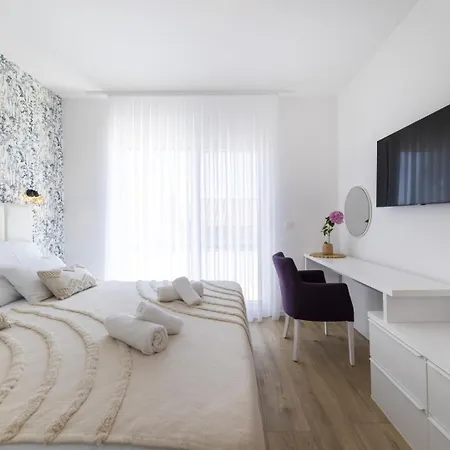 Villa Crowonder Mila Prestige With Heated Swimming Pool, Jacuzzi And Sauna