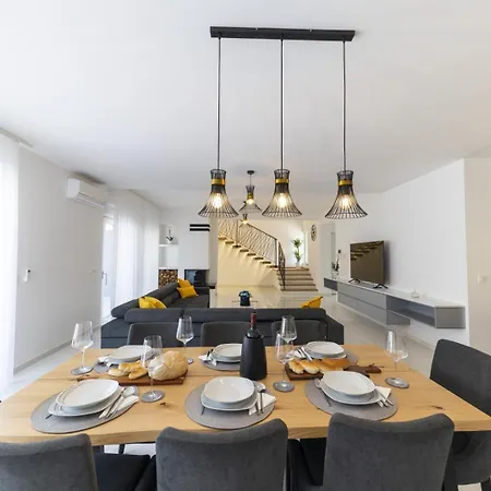 Crowonder Mila Prestige With Heated Swimming Pool, Jacuzzi And Sauna Villa *