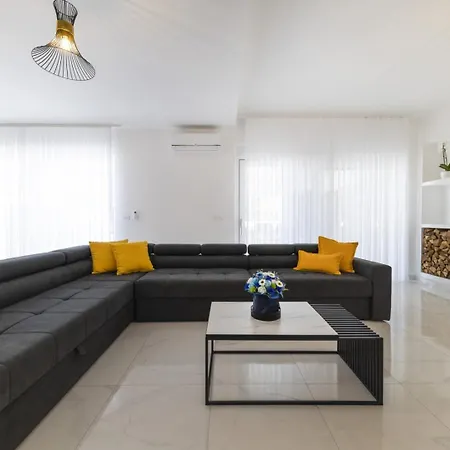 Crowonder Mila Prestige With Heated Swimming Pool, Jacuzzi And Sauna Villa