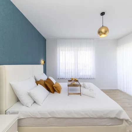 Crowonder Mila Prestige With Heated Swimming Pool, Jacuzzi And Sauna