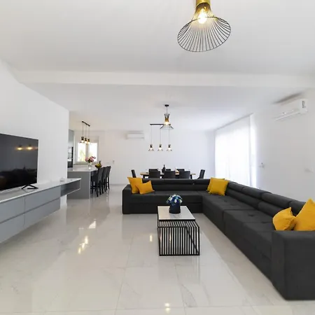 Villa Crowonder Mila Prestige With Heated Swimming Pool, Jacuzzi And Sauna