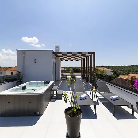 Crowonder Mila Prestige With Heated Swimming Pool, Jacuzzi And Sauna 빌라 자톤