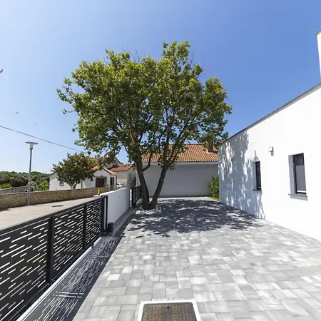 Crowonder Mila Prestige With Heated Swimming Pool, Jacuzzi And Sauna Villa