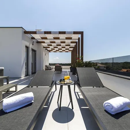 Crowonder Mila Prestige With Heated Swimming Pool, Jacuzzi And Sauna *