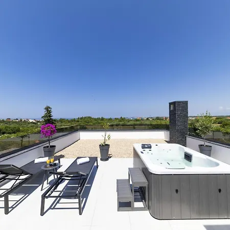 Crowonder Mila Prestige With Heated Swimming Pool, Jacuzzi And Sauna 빌라 자톤