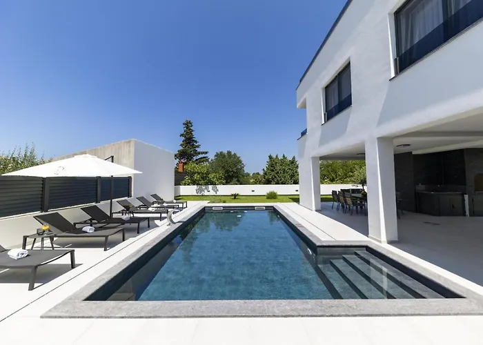 Crowonder Mila Prestige With Heated Swimming Pool, Jacuzzi And Sauna *