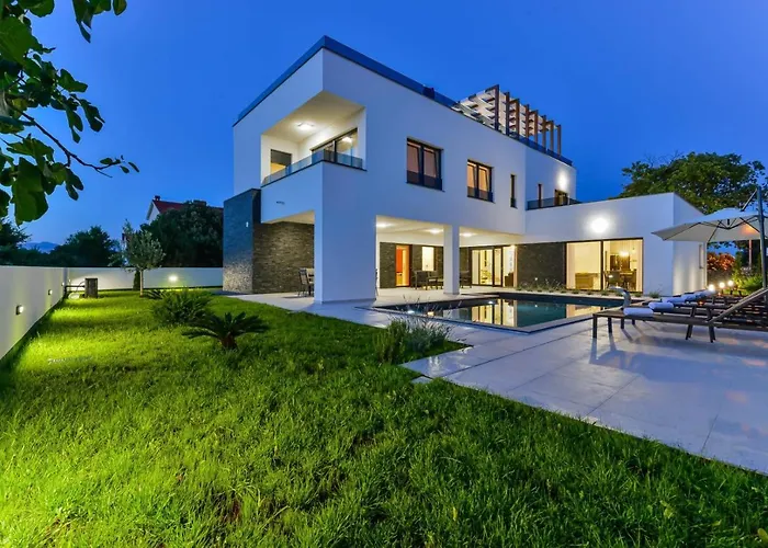 Crowonder Mila Prestige With Heated Swimming Pool, Jacuzzi And Sauna
