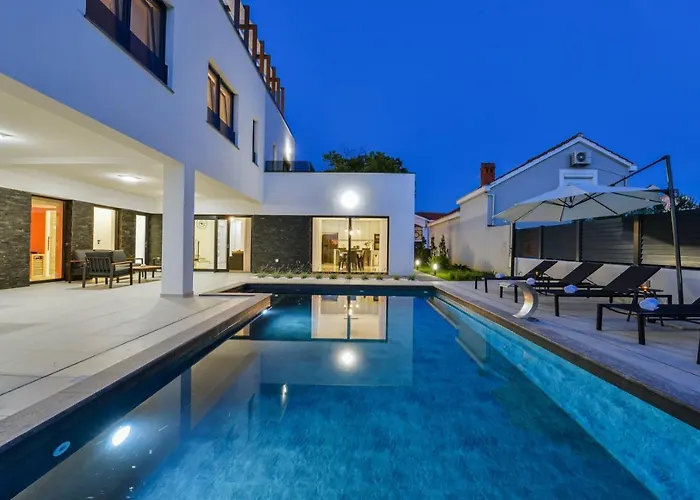 Crowonder Mila Prestige With Heated Swimming Pool, Jacuzzi And Sauna