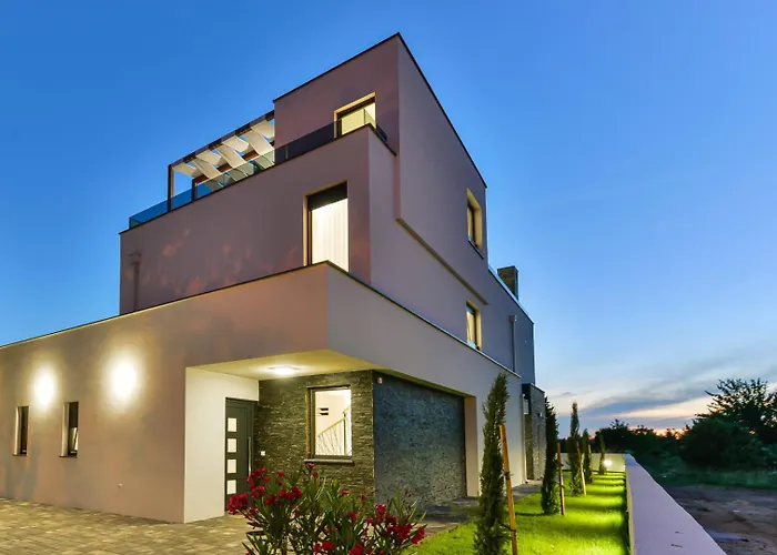 Villa Crowonder Mila Prestige With Heated Swimming Pool, Jacuzzi And Sauna