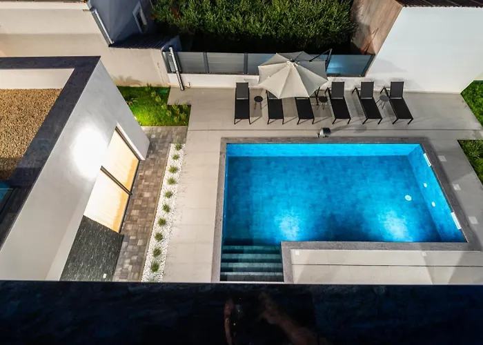 Crowonder Mila Prestige With Heated Swimming Pool, Jacuzzi And Sauna Villa *