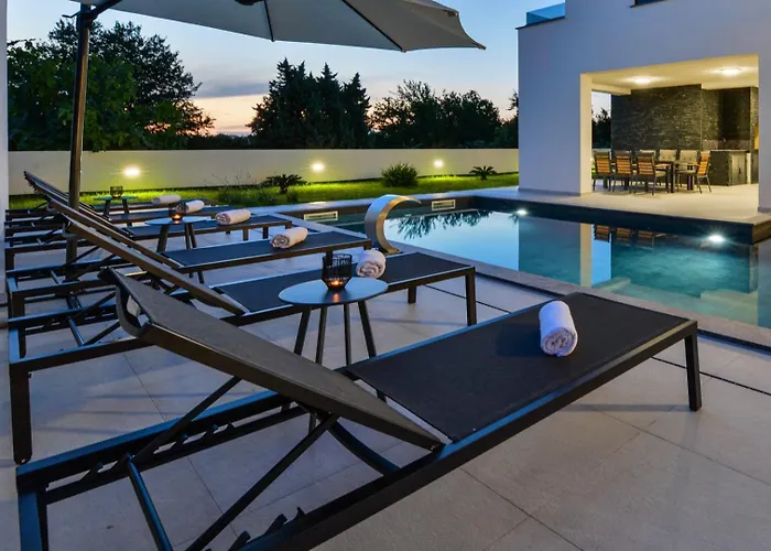 Villa Crowonder Mila Prestige With Heated Swimming Pool, Jacuzzi And Sauna *