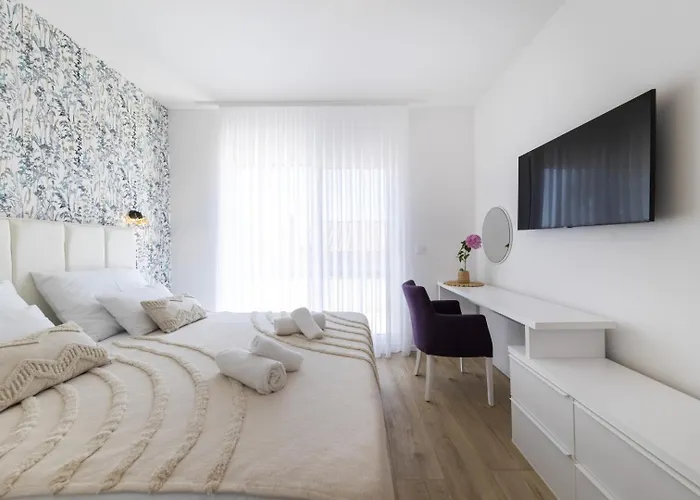 Vila Crowonder Mila Prestige With Heated Swimming Pool, Jacuzzi And Sauna