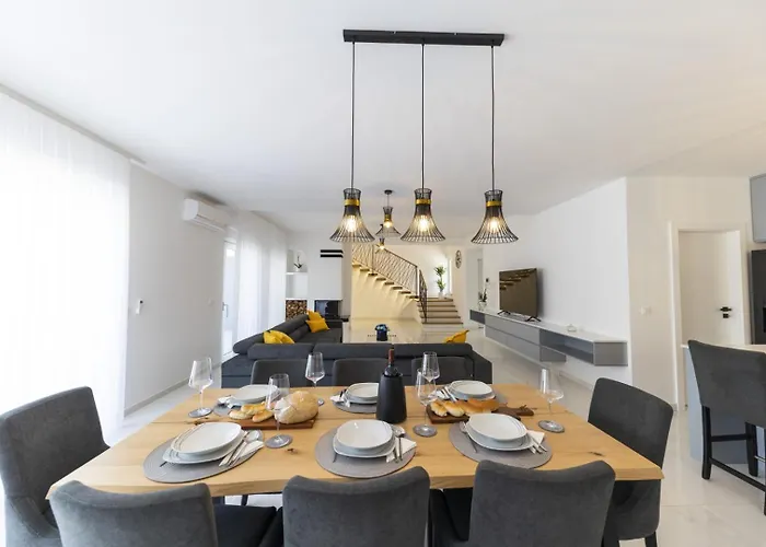 Crowonder Mila Prestige With Heated Swimming Pool, Jacuzzi And Sauna Villa *