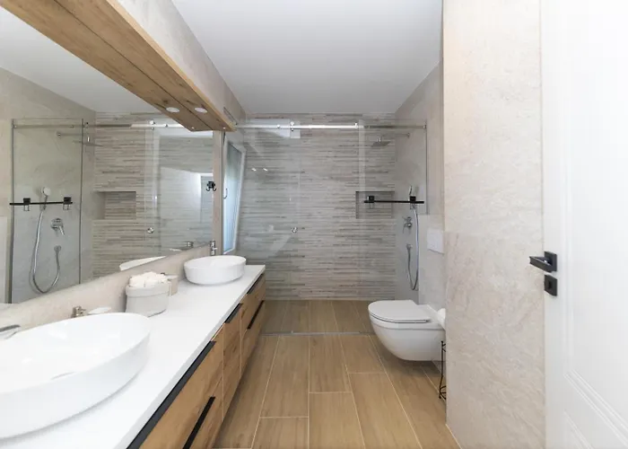 Crowonder Mila Prestige With Heated Swimming Pool, Jacuzzi And Sauna *