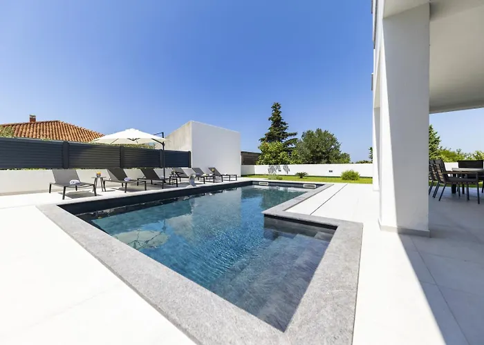 Crowonder Mila Prestige With Heated Swimming Pool, Jacuzzi And Sauna