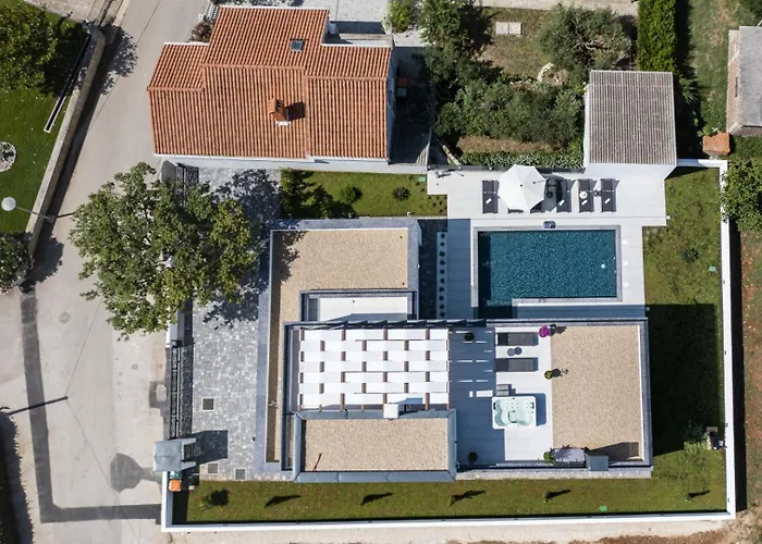 Crowonder Mila Prestige With Heated Swimming Pool, Jacuzzi And Sauna