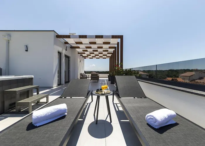Crowonder Mila Prestige With Heated Swimming Pool, Jacuzzi And Sauna *