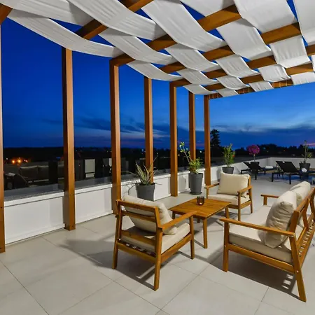 Crowonder Mila Prestige With Heated Swimming Pool, Jacuzzi And Sauna 빌라 자톤