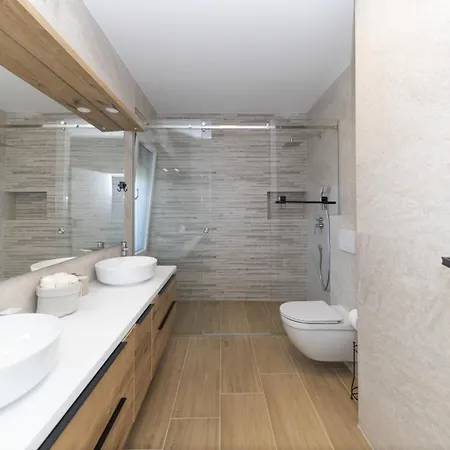 Crowonder Mila Prestige With Heated Swimming Pool, Jacuzzi And Sauna *