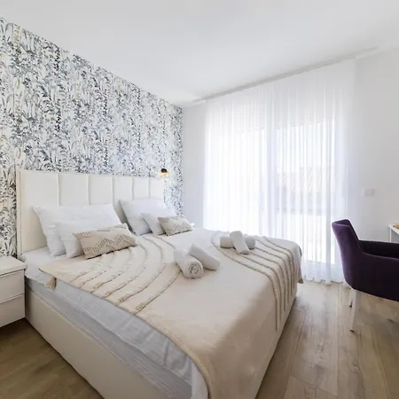 Crowonder Mila Prestige With Heated Swimming Pool, Jacuzzi And Sauna