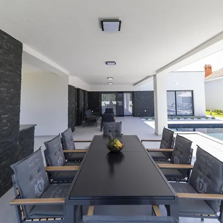 Villa Crowonder Mila Prestige With Heated Swimming Pool, Jacuzzi And Sauna *