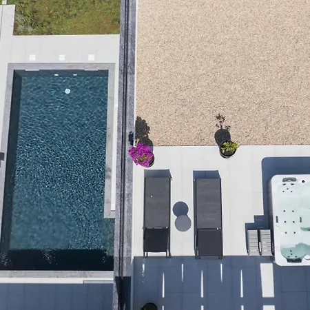 Crowonder Mila Prestige With Heated Swimming Pool, Jacuzzi And Sauna וילה