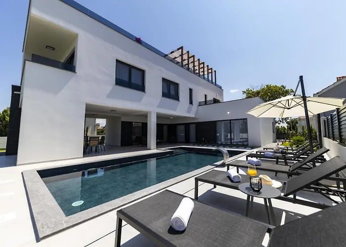 Crowonder Mila Prestige With Heated Swimming Pool, Jacuzzi And Sauna