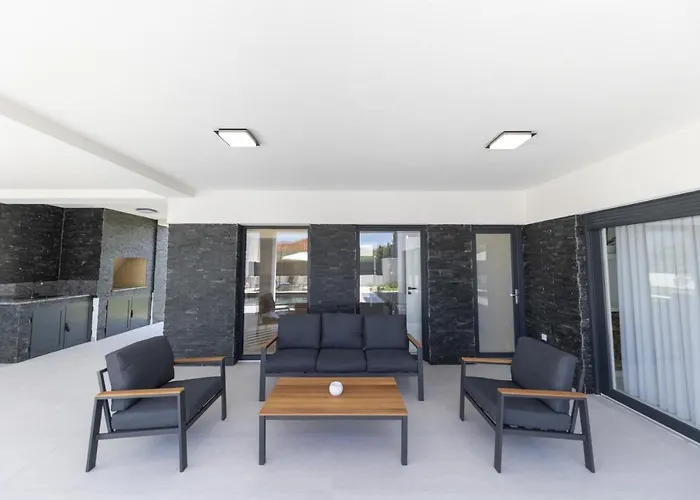 Crowonder Mila Prestige With Heated Swimming Pool, Jacuzzi And Sauna 빌라 자톤