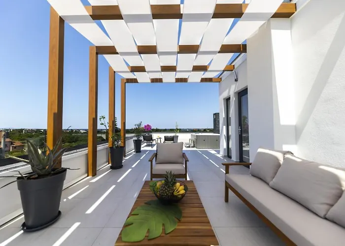 Crowonder Mila Prestige With Heated Swimming Pool, Jacuzzi And Sauna