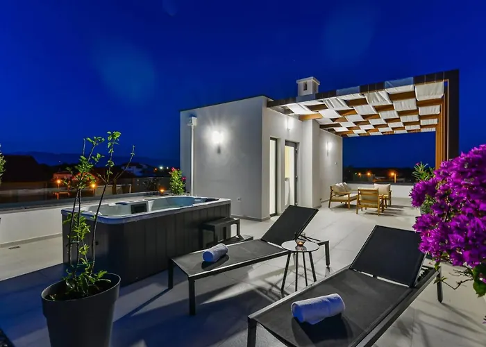 Crowonder Mila Prestige With Heated Swimming Pool, Jacuzzi And Sauna