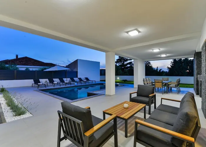 Crowonder Mila Prestige With Heated Swimming Pool, Jacuzzi And Sauna Villa *
