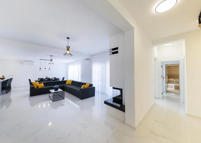 Crowonder Mila Prestige With Heated Swimming Pool, Jacuzzi And Sauna *