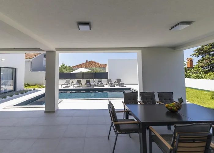 Crowonder Mila Prestige With Heated Swimming Pool, Jacuzzi And Sauna *